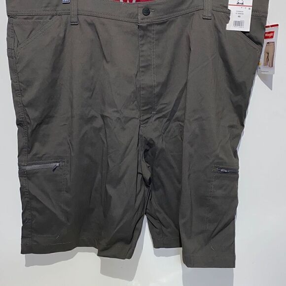 Wrangler Men's UPF 50 Relaxed Fit Performance Green Zip Cargo Shorts Size 48 NWT - Picture 1 of 9